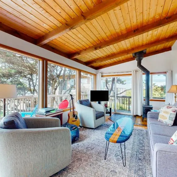 Shoreline Cottage Oceanfront Vacation Rental, hotel di Cape Meares