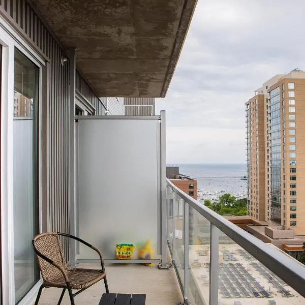 Luxury Studio Apt Near Brady St with Balcony and Lake View โรงแรมในมิลวอกี
