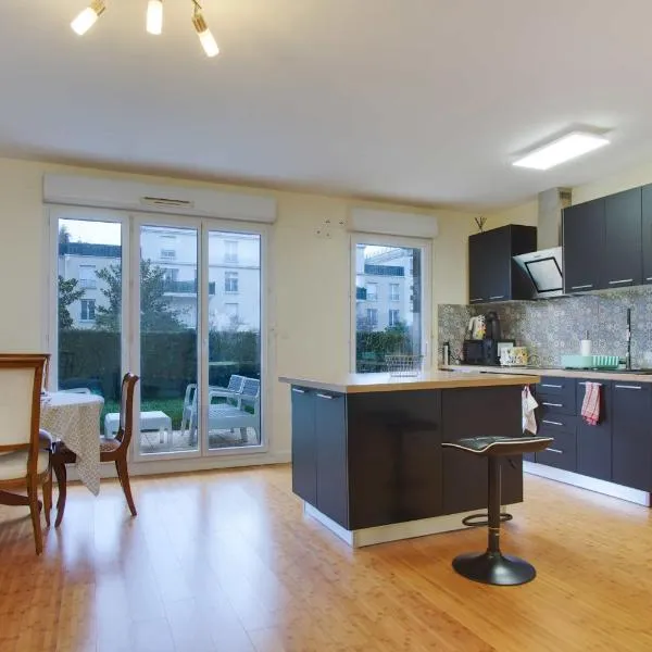Cute garden apartment - Disneyland Paris, hotel in Montévrain