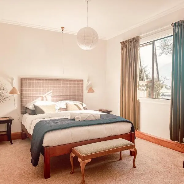 Dalton Cottage - Dreamy Retreat in Lush Gardens, hotel v destinaci Hokitika