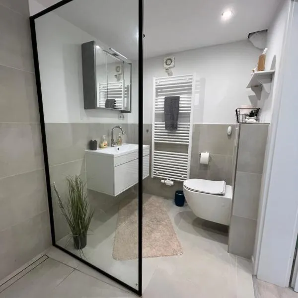 Moderne Ferienwohnung mit guter Ausstattung und Self checkin, hotel in Bodenwerder