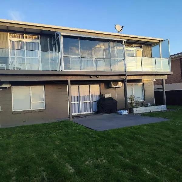 Home with sea views, hotel en New Plymouth