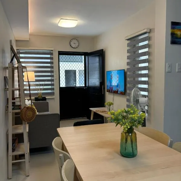 Mactan Cebu Guesthouse - Entire 3BR house 3km from Mactan Airport, hotel i Cogon