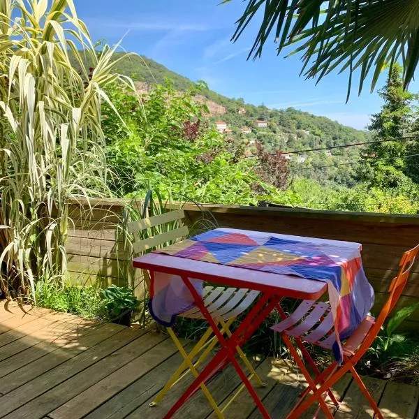Superbe studio tendance et zen proche de Lyon, hotel v destinaci Couzon-au-Mont-dʼOr
