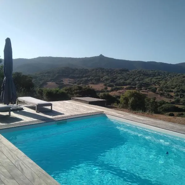 Entre mer et maquis- maison avec piscine privée - 8 minutes plage tizzano, khách sạn ở Sartène