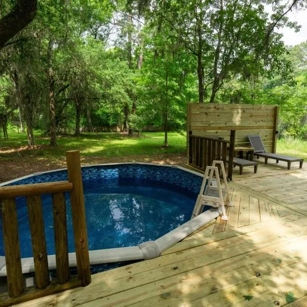 Lake home near Savannah Downtown, hotel u gradu Midway