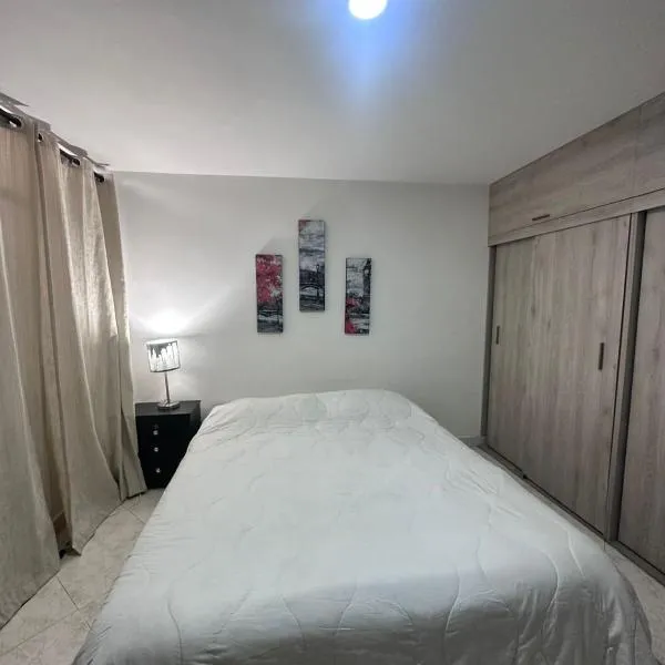 Habitación en apto duplex baño compartido, piso 5 sin ascensor, hotel in Envigado