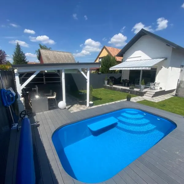 Nemes Apartmanház Tóalmás, hotel v destinaci Tóalmás