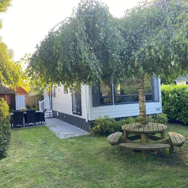 Mooi chalet in havenplaatsje op fietsafstand van het strand bij Ouddorp, hotel v destinaci Goedereede