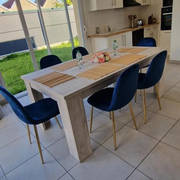 Maison individuelle parking privé et gratuit – hotel w mieście Sainte-Savine