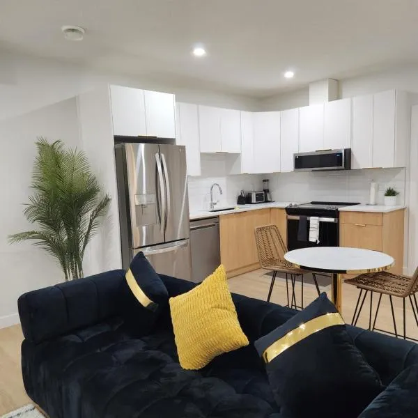 Brand New Deluxe 2 Bedroom Suite with AC & Den, hotel in Calgary