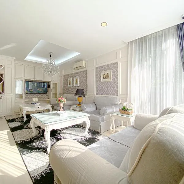 Kirei Villa - Villa Mewah Dago, hotel v destinaci Bandung