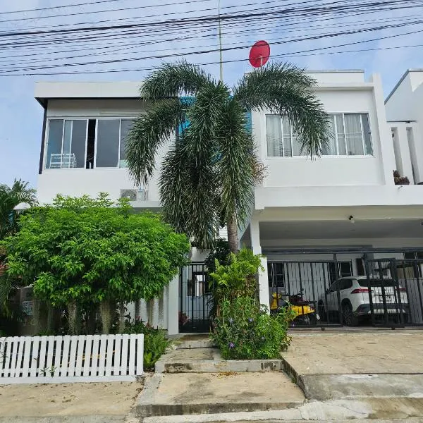 Andaman homestay villa at rawai, hotel v destinaci Ban Saiyuan (1)