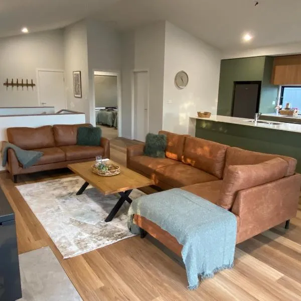 Jindabyne House 2, Modern 3 bedroom home, lake & mountain views with fireplace, hotel v destinaci Jindabyne