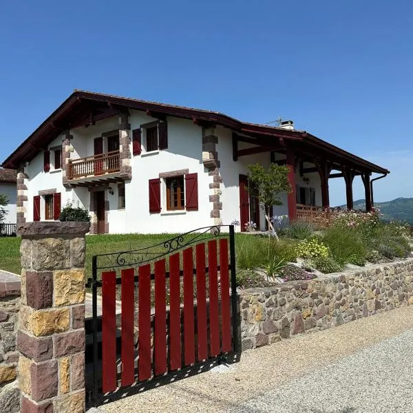 Location d'une maison typique du Pays Basque, hotel in Caro
