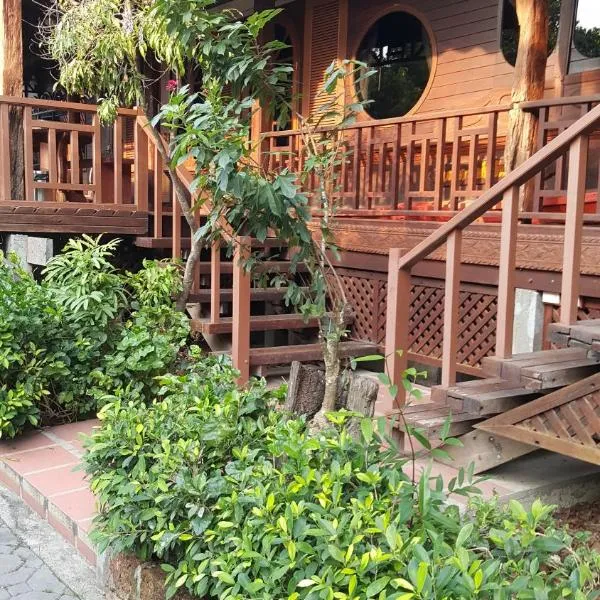 Ruean Mai Chai Khlong – hotel w mieście Amphawa