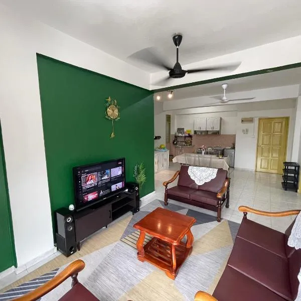 Peaceful Pines 4 ROOMS FULL AC & NETFLIX by EZYROOM MELAKA, hotel en Ayer Keroh