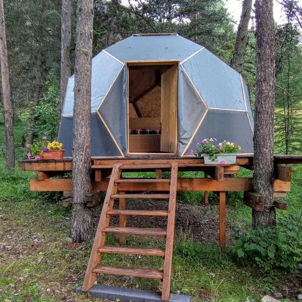 Cabane ronde dans les arbres, hotel in Chateauroux-les-Alpes