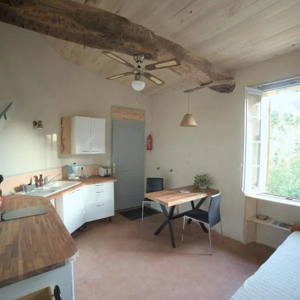 Magnifique eco-gîte des Marronniers avec terrasse, hotel v destinaci La Roquebrussanne