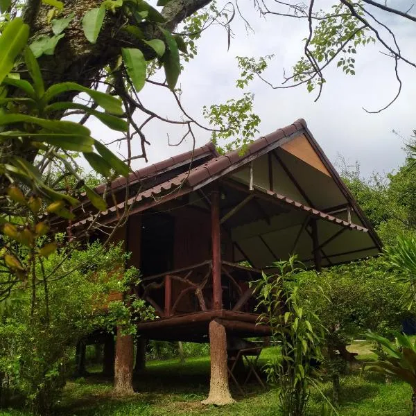 บ้านไร่ชายเขาวังน้ำเขียวฟาร์มสเตย์, hotel v destinaci Ban Kom
