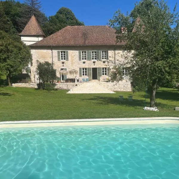 Domaine du Très-Haut - Château de Montanges, hotel a Montanges