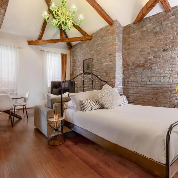 DUOMO Murano Apartment with Canal view, hotel v destinaci Murano