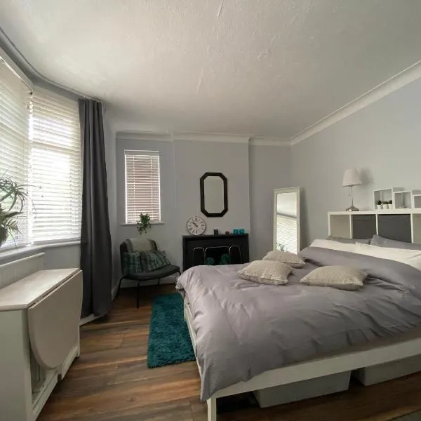 Spacious Double Studio-style room, hotel in Orpington
