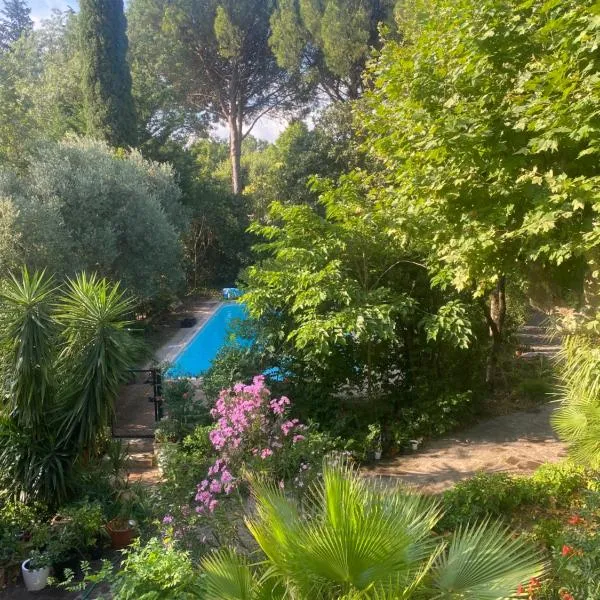 Le repaire magique, hotel in Roquebrune-sur-Argens