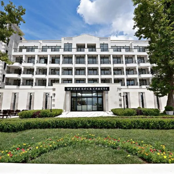 White Rock Castle Suite Hotel & SPA, ξενοδοχείο σε Topola