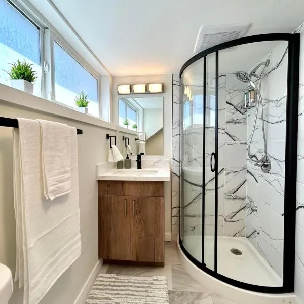 Chic, Cozy & New Prime location with AC, Street Parking #4, hotel v destinaci Renton