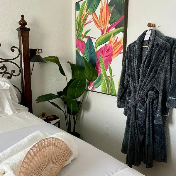 Stunning Little Havana Suites Close to airport, Calle Ocho, Brickell, Wynwood and the Beaches - Free Parking, hotel v Miami