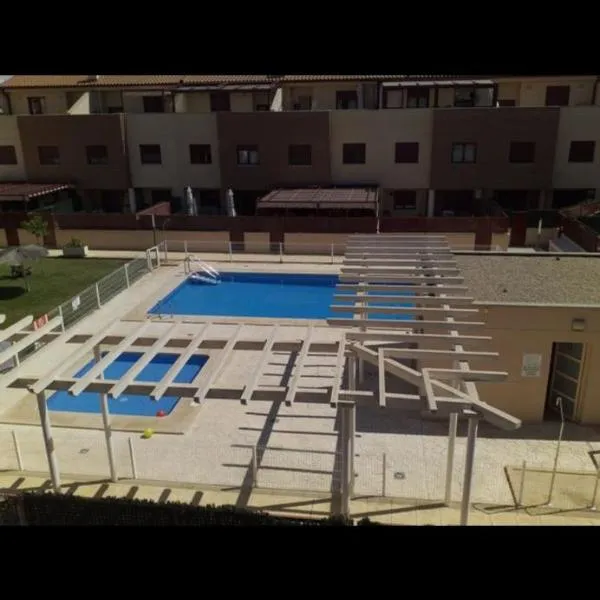 Duplex con piscina en barrio residencial, hotel in Albacete