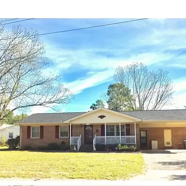 Evergreen Estates 3-Bedroom Private, hotel in Fayetteville