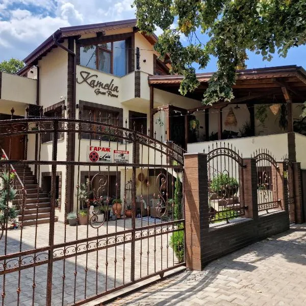 Kamelia guest rooms、カザンラクのホテル