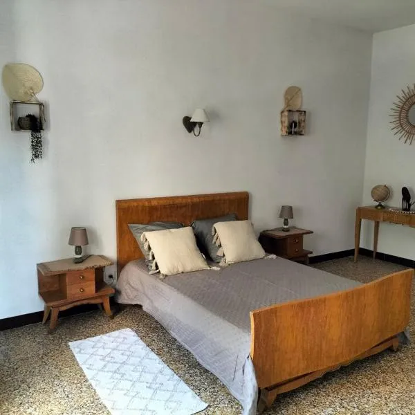 Appartement le petit bonheur, hotel v destinácii Saint-Pons-de-Thomières