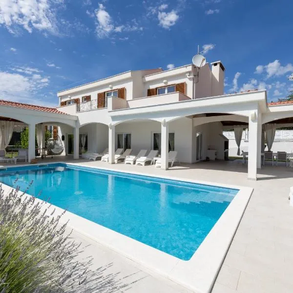 Villa Olivia - Peaceful Family Paradise Near Beach, hotel v destinaci Šestanovac