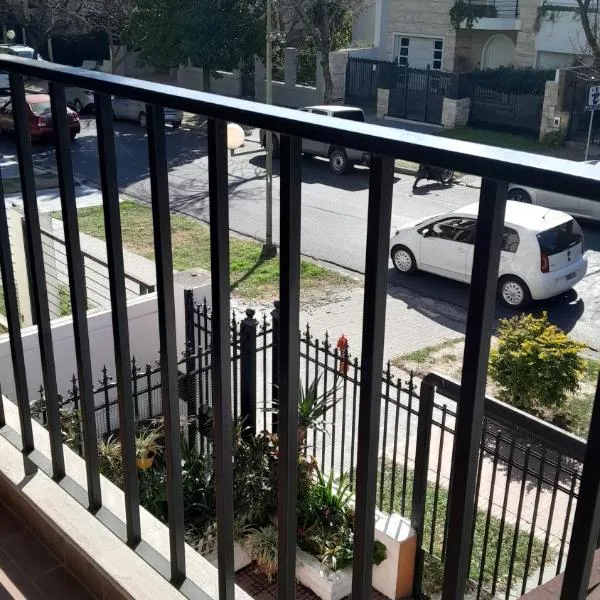 Amplia casa en planta alta en Av Mitre Parque Urquiza, hotel in Paraná