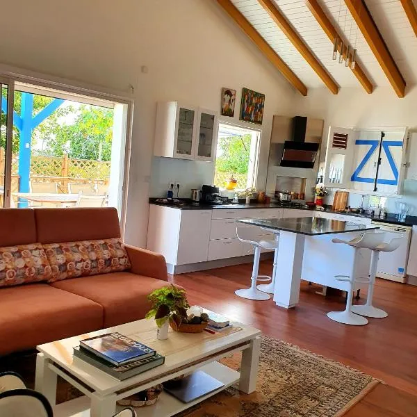 Chambre marine et sa salle de bain à l'Amirade, hotel v destinaci La Désirade