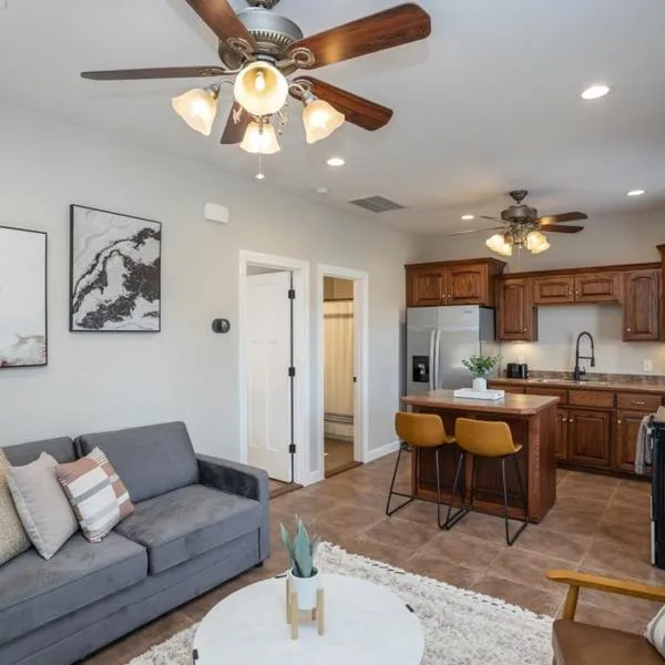 Tiny Home With Hot Tub Near Ft Leonard Wood!, hotel in Waynesville