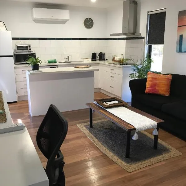 Sunset Haven Self-Contained Apartment - 14 mins to city, hotel in Geraldton