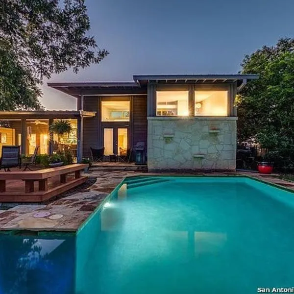 Serene Pool & Firepit In Stunning Home By Airport, hotel in San Antonio