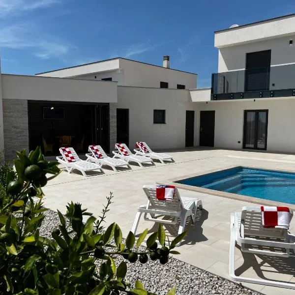 Villa Mare - Modern villa with swimming pool and jacuzzi: Pula şehrinde bir otel