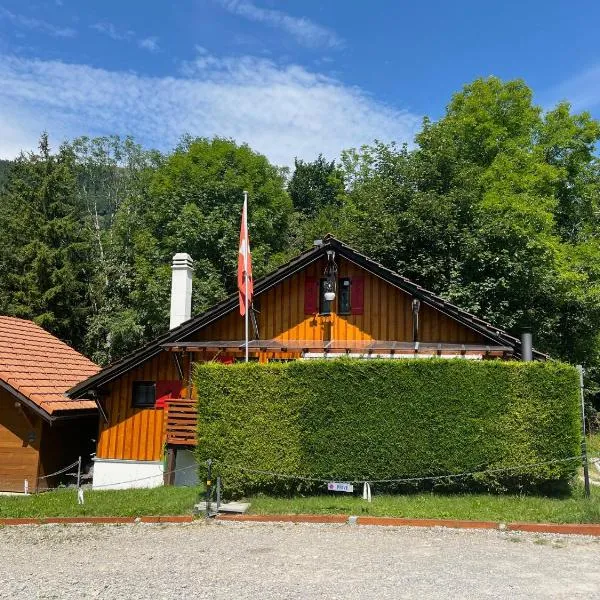 Charmant Petit Chalet 3 étoiles en Gruyère, hotel en Crésuz