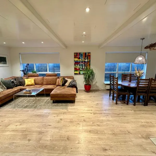 Luxurious House with hot & cold tub, hotel a Reykjavik