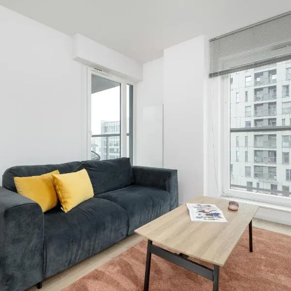 Spacious Apartment with Parking and access to Gym and Sauna by Noclegi Renters, hotelli kohteessa Katowice