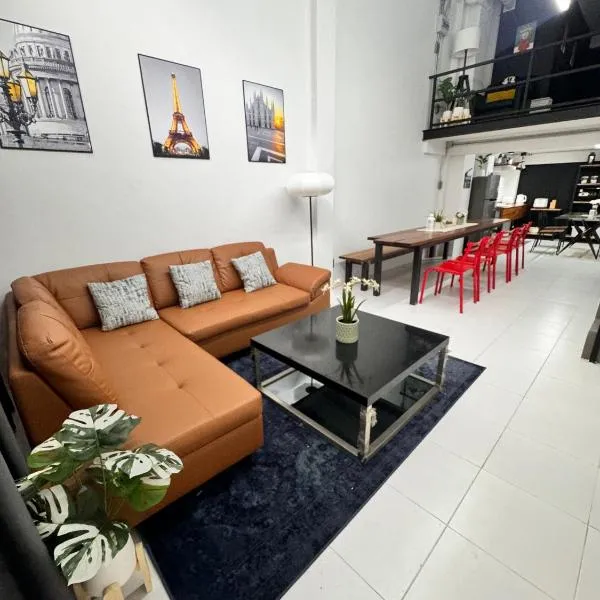 Modern Sukhumvit house near Phrakanong BTS station, hotel in Bangkok