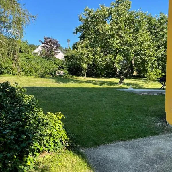 Hollabrunn-Rest-Relaxation-Garden contactless check-in, hotel in Hollabrunn