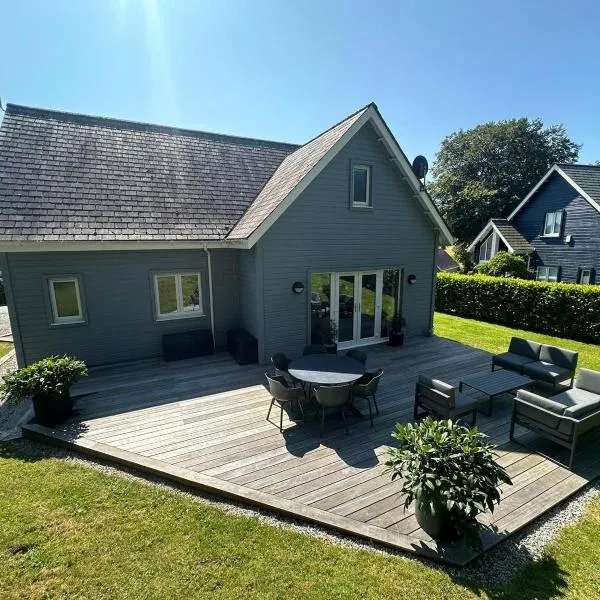 Trewhiddle Retreat V14 by Together Travel - Luxury 4-Bedroom Villa, hotel in St Austell