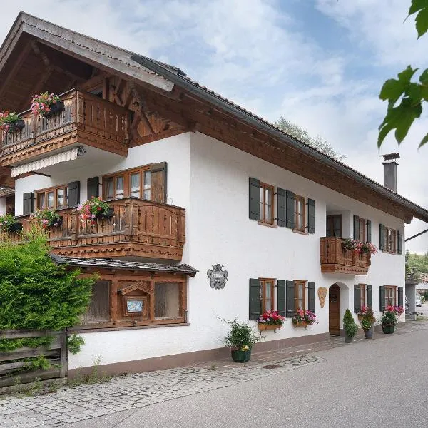 Ferienhaus Werdenfels, hotel v destinaci Mittenwald