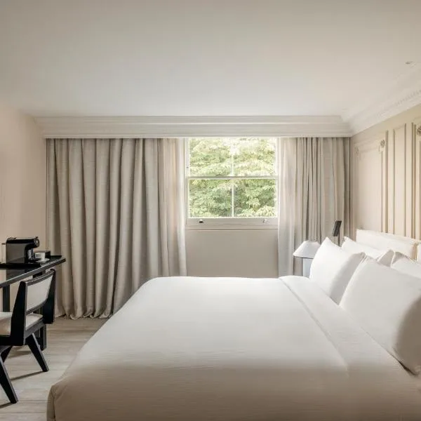 The Caesar Hotel โรงแรมในลอนดอน